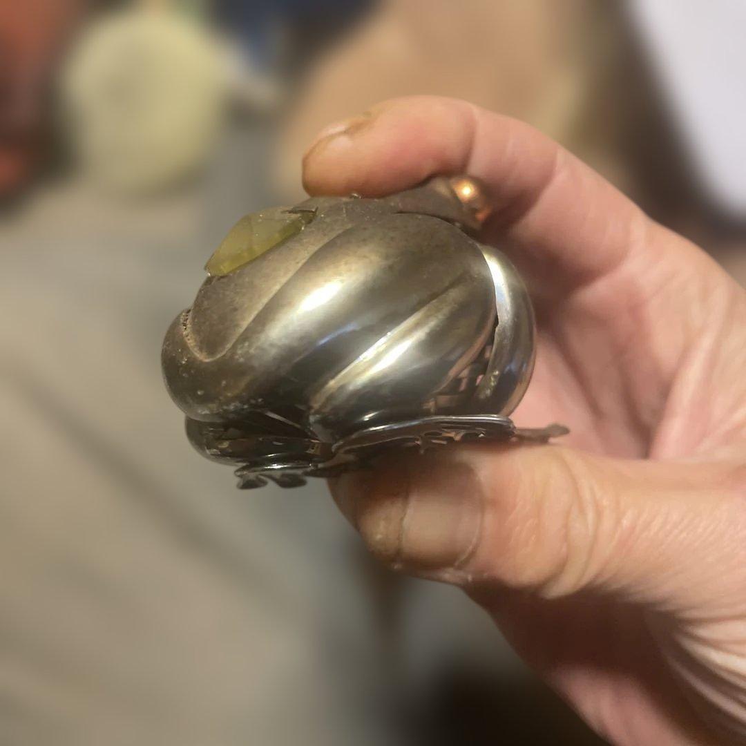 金属製カエルフィギュア