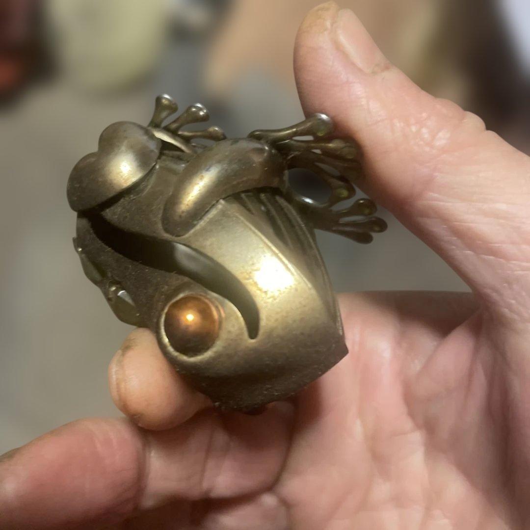 金属製カエルフィギュア