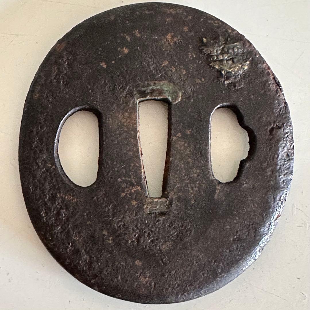 鉄地　丸形　象嵌山水図鐔　直径約6.3cm 重さ83g 2577