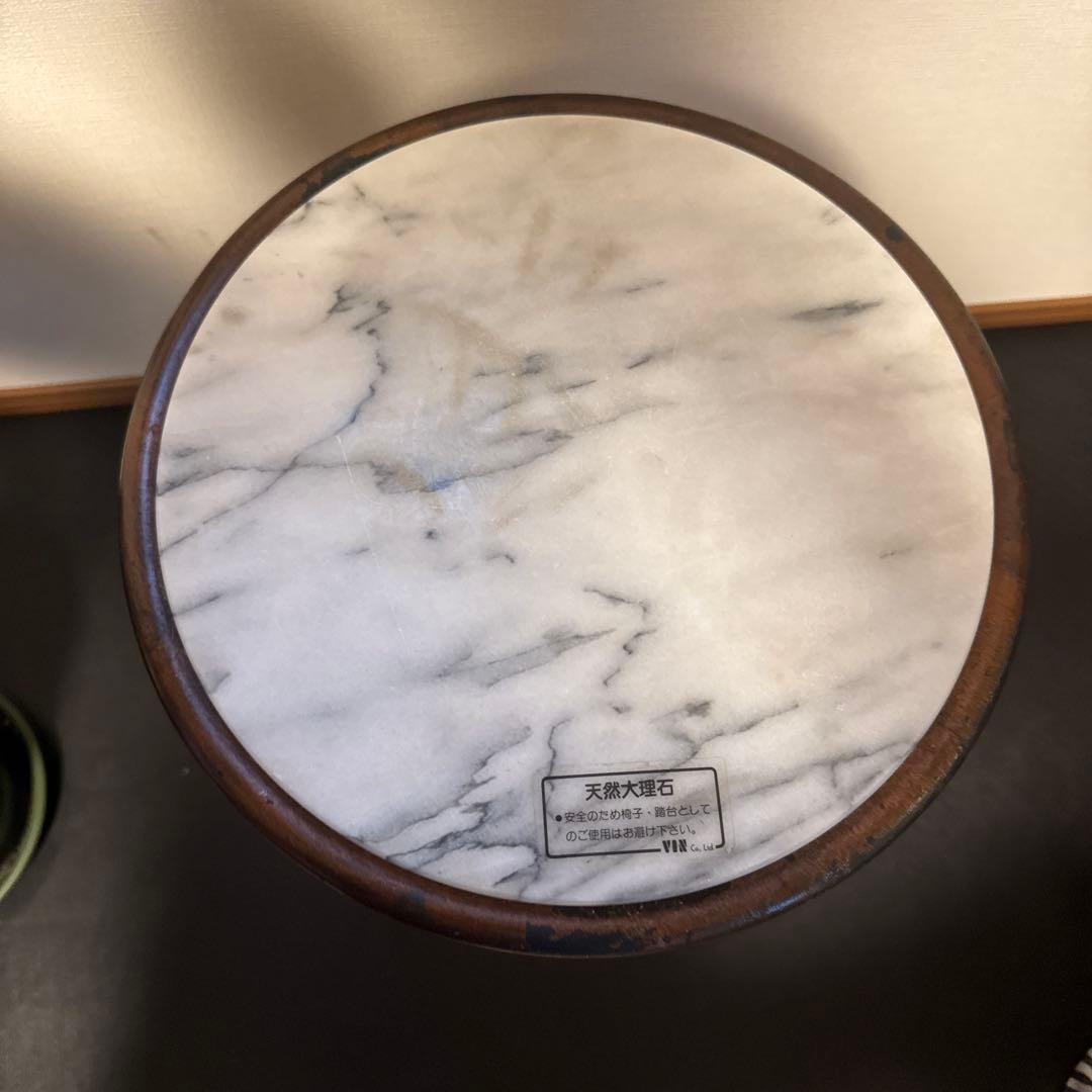 アンティーク　大理石天板の装飾的サイドテーブル