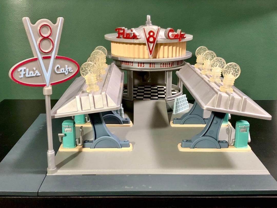 ★絶版！￼カーズ￼ V8カフェ&マック￼トレーラー& ミニカー17台￼セット￼