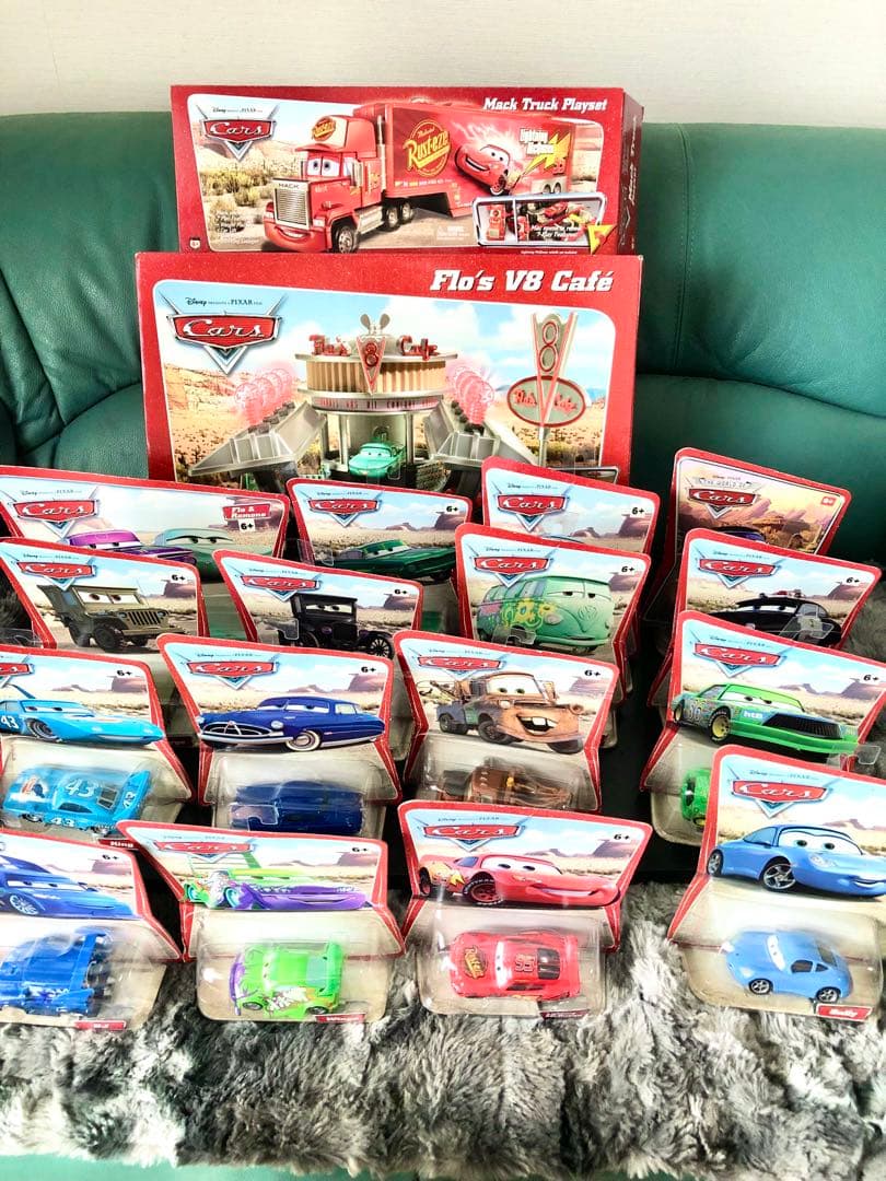 ★絶版！￼カーズ￼ V8カフェ&マック￼トレーラー& ミニカー17台￼セット￼