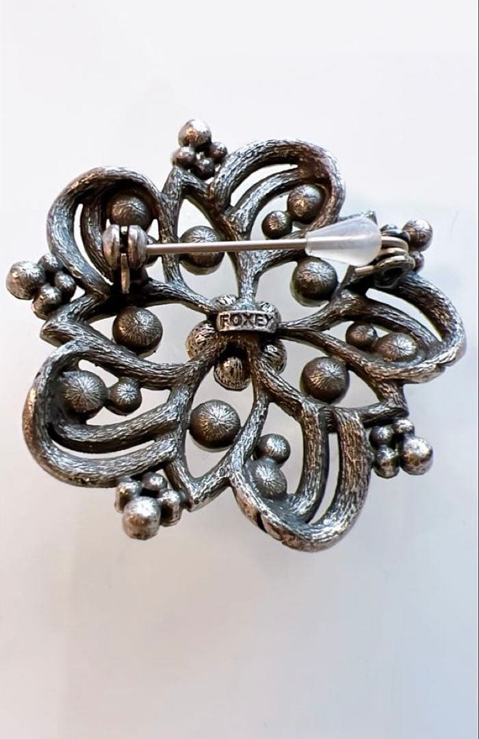 美品 FOXEY 花形 シルバーブローチ クリスタル装飾