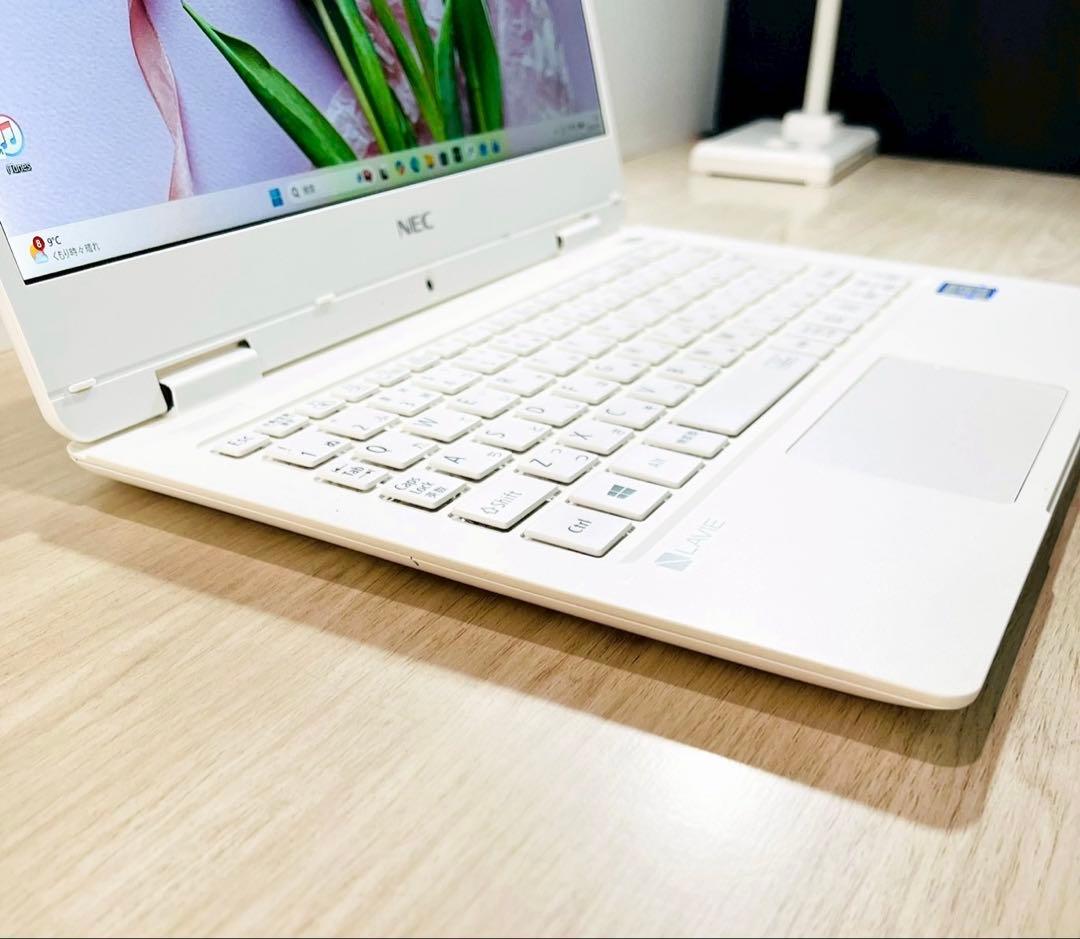 薄型軽量✨持ち運びに‼️ノートパソコン✨SSD i5 カメラ フルHD A4