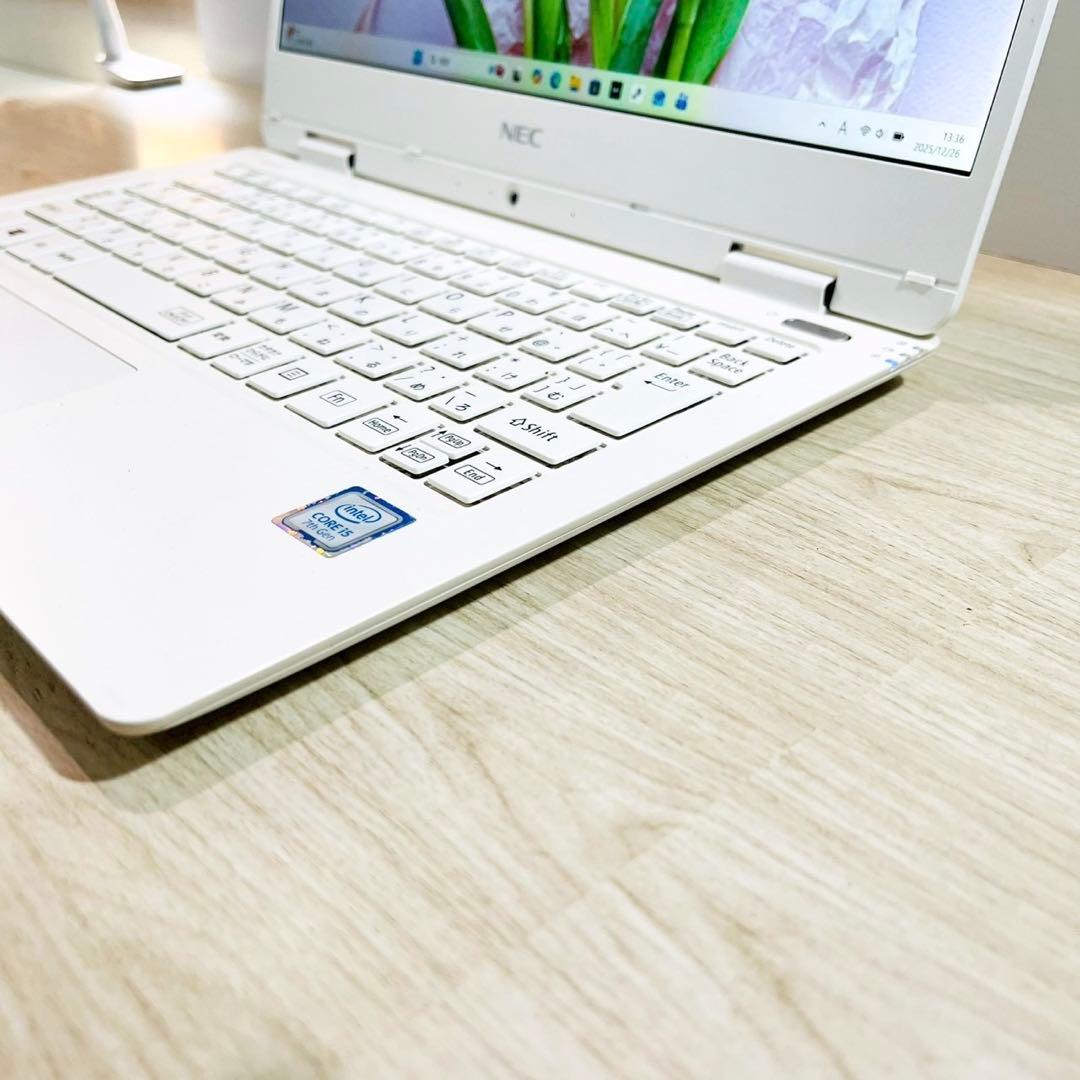 薄型軽量✨持ち運びに‼️ノートパソコン✨SSD i5 カメラ フルHD A4