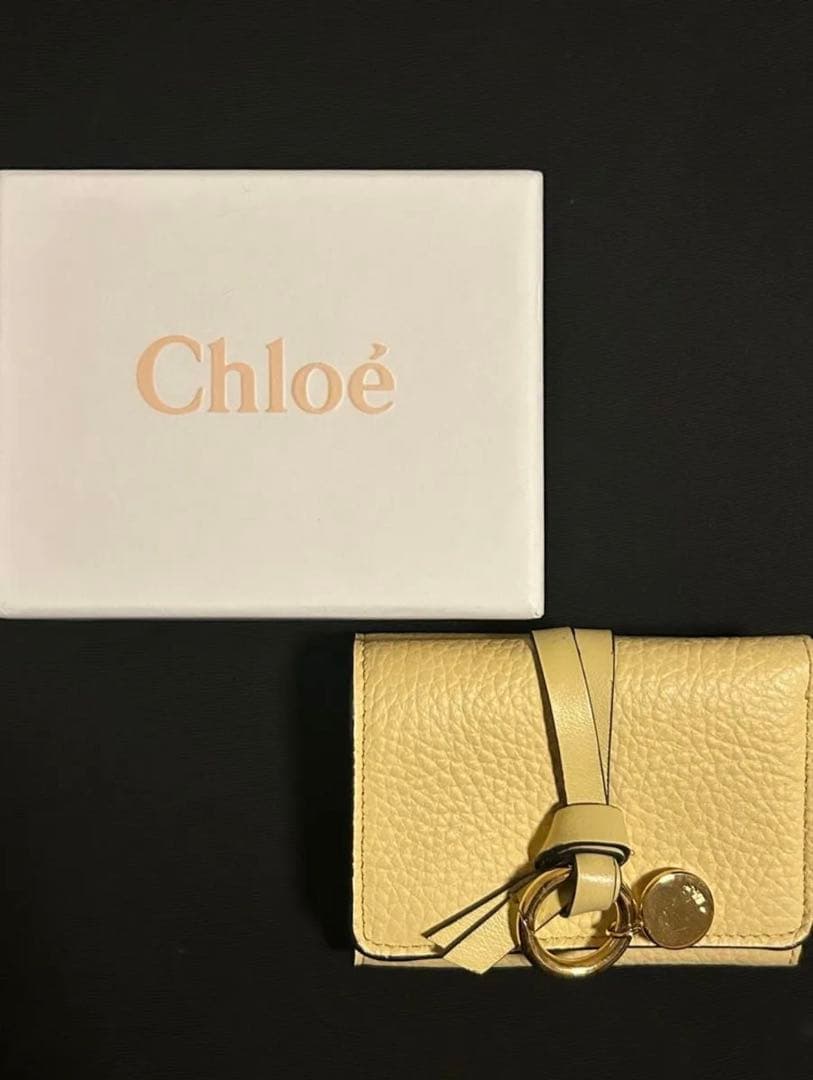 Chloeクロエ アルファベット トリフォールドウォレット ソフティイエロー