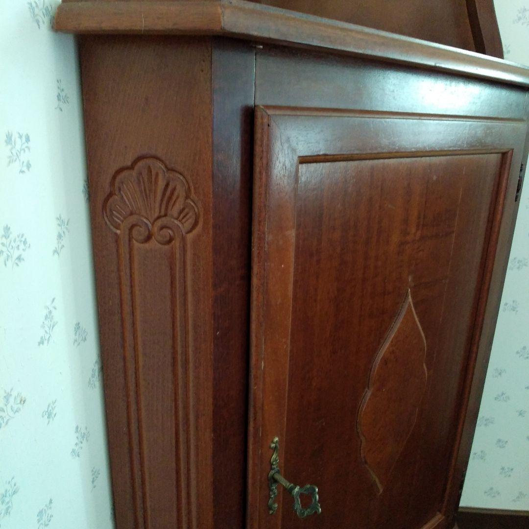 輸入家具　ヨーロッパ調のコーナーキャビネット