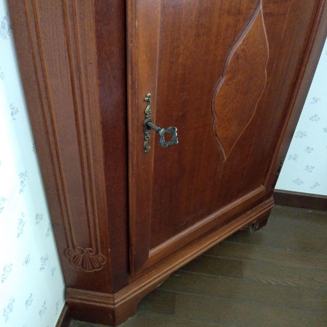 輸入家具　ヨーロッパ調のコーナーキャビネット