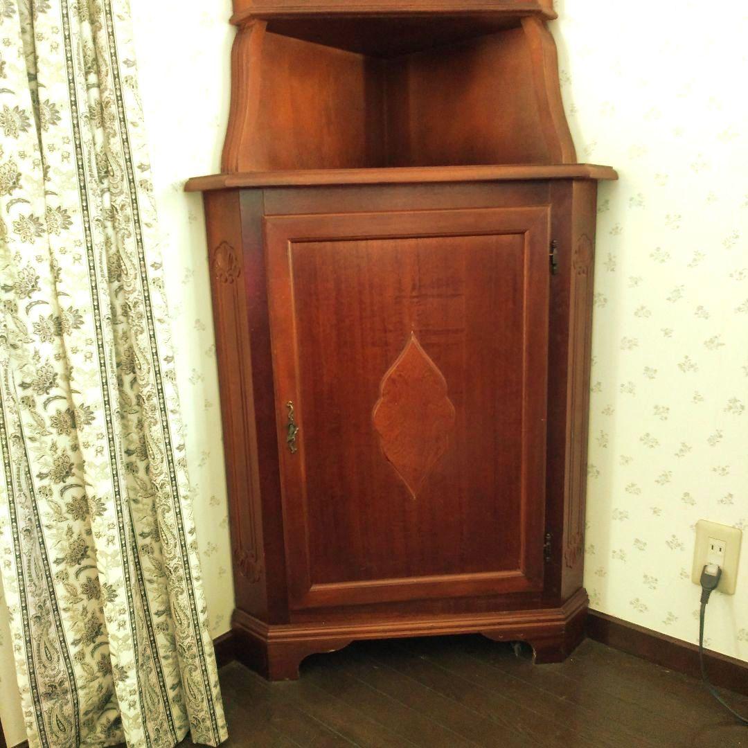 輸入家具　ヨーロッパ調のコーナーキャビネット