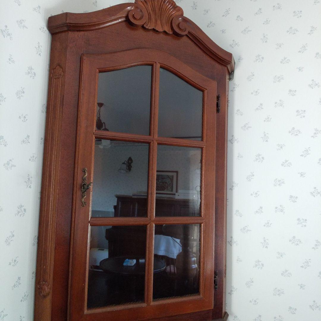 輸入家具　ヨーロッパ調のコーナーキャビネット