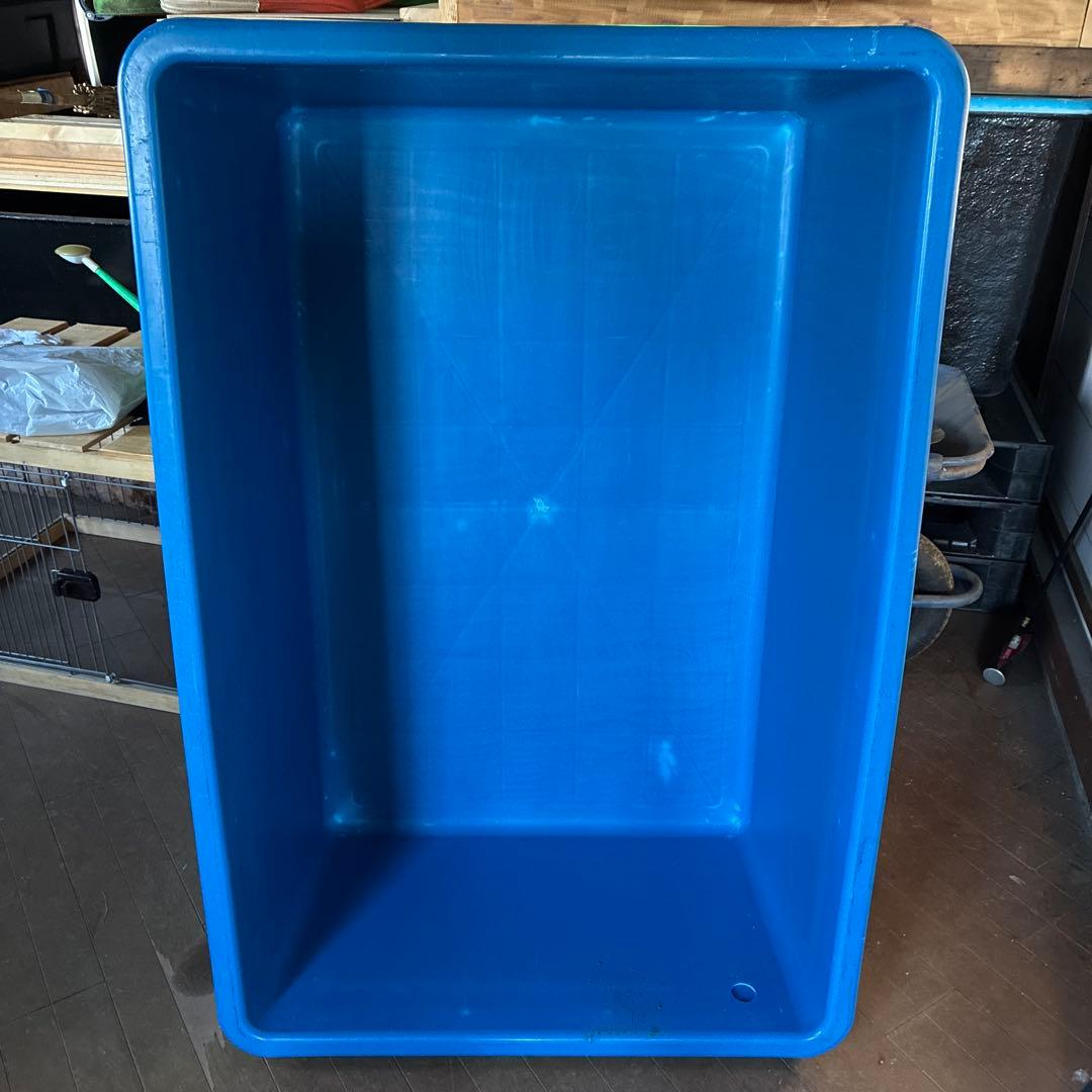 青色プラスチック製長方形タンク