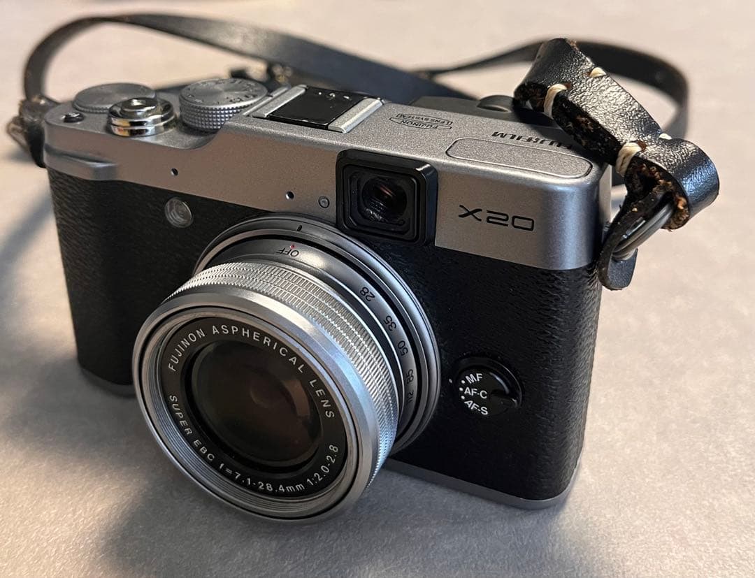 本日12時で出品終了！欲しい方はお早めに！Fujifilm X20 デジカメ