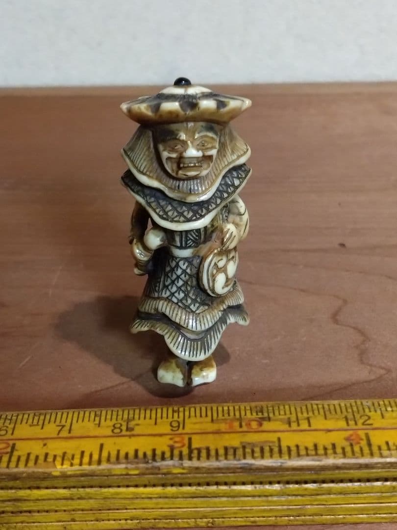 鹿角製 小太鼓を持つ韃靼人 根付 南蛮人 ダッタン人