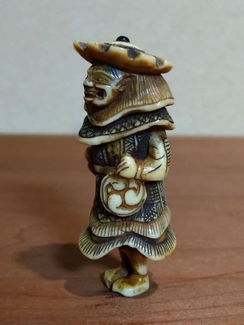 鹿角製 小太鼓を持つ韃靼人 根付 南蛮人 ダッタン人