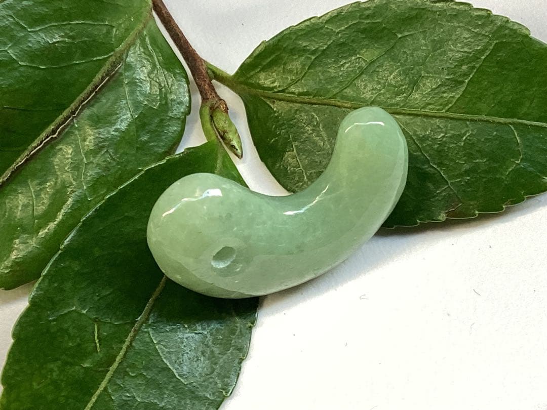 ✳1点特別安価卸し値段‼️ 緑色の糸魚川翡翠　外部鑑別書付　本物ジェダイト勾玉
