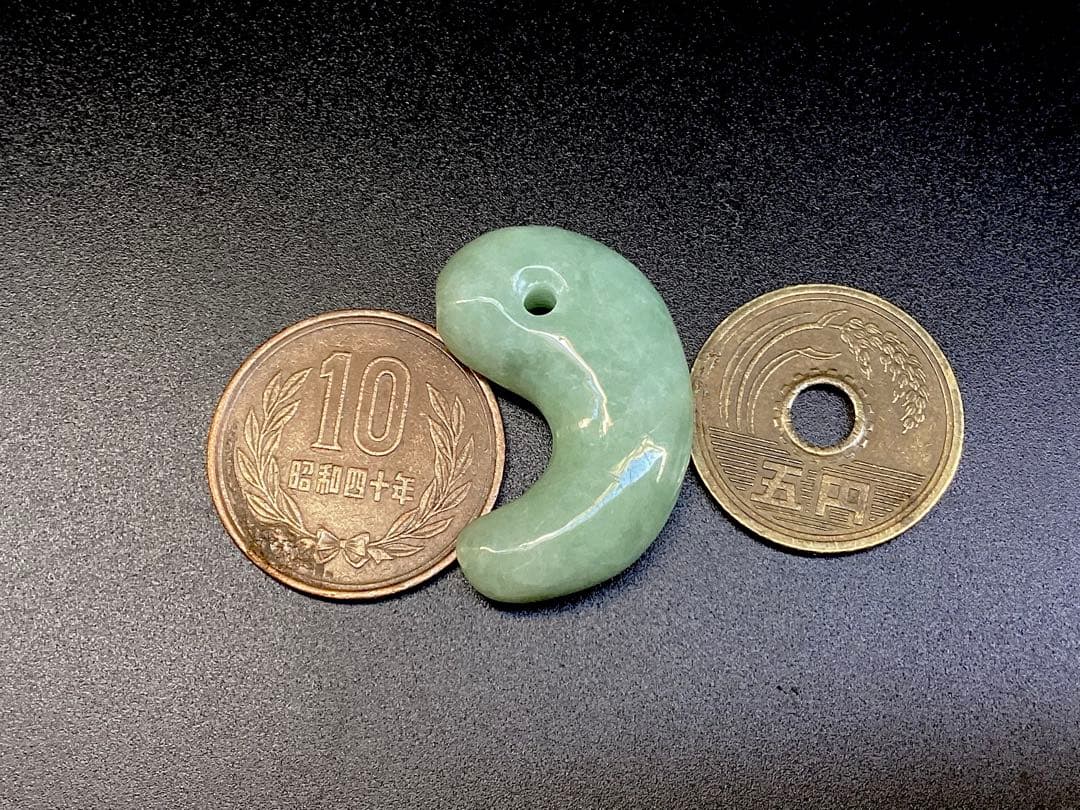 ✳1点特別安価卸し値段‼️ 緑色の糸魚川翡翠　外部鑑別書付　本物ジェダイト勾玉