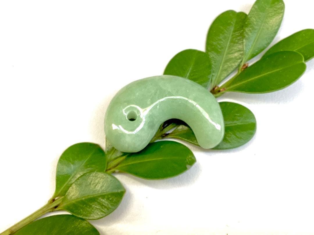 ✳1点特別安価卸し値段‼️ 緑色の糸魚川翡翠　外部鑑別書付　本物ジェダイト勾玉