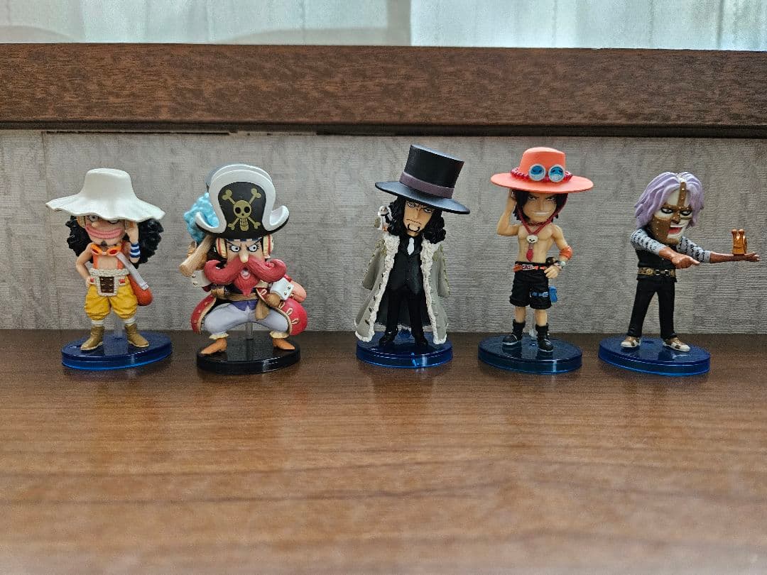 ワンピース　フイギュア　ミニサイズ　台座付き　ビビ　ゾロ　エース　ルフィ