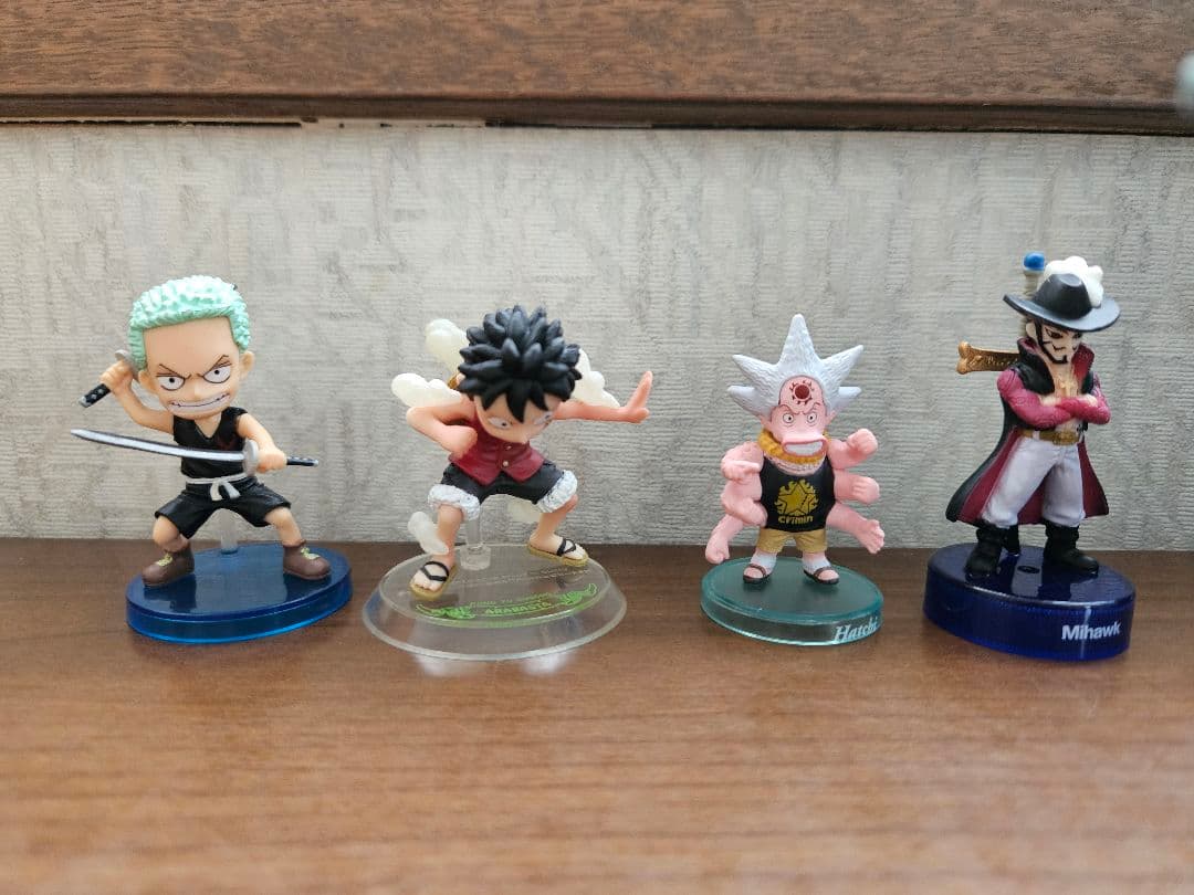 ワンピース　フイギュア　ミニサイズ　台座付き　ビビ　ゾロ　エース　ルフィ