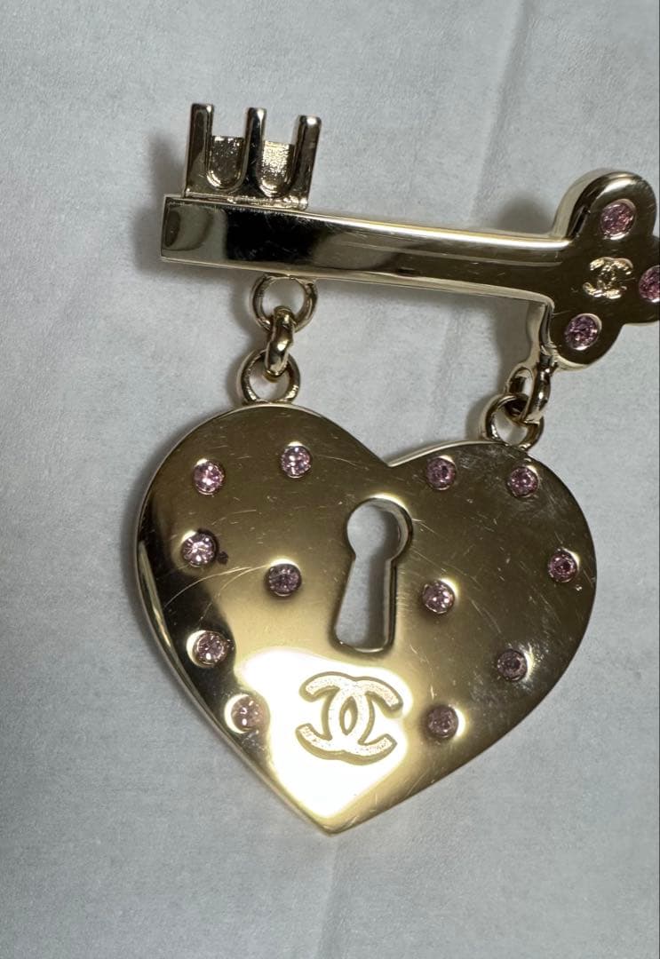 CHANELシャネル ラインストーンゴールド 金 ピンク メタル ブローチ袋付き