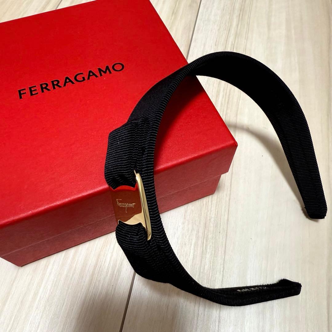 新宿未使用品　ferragamo カチューシャ