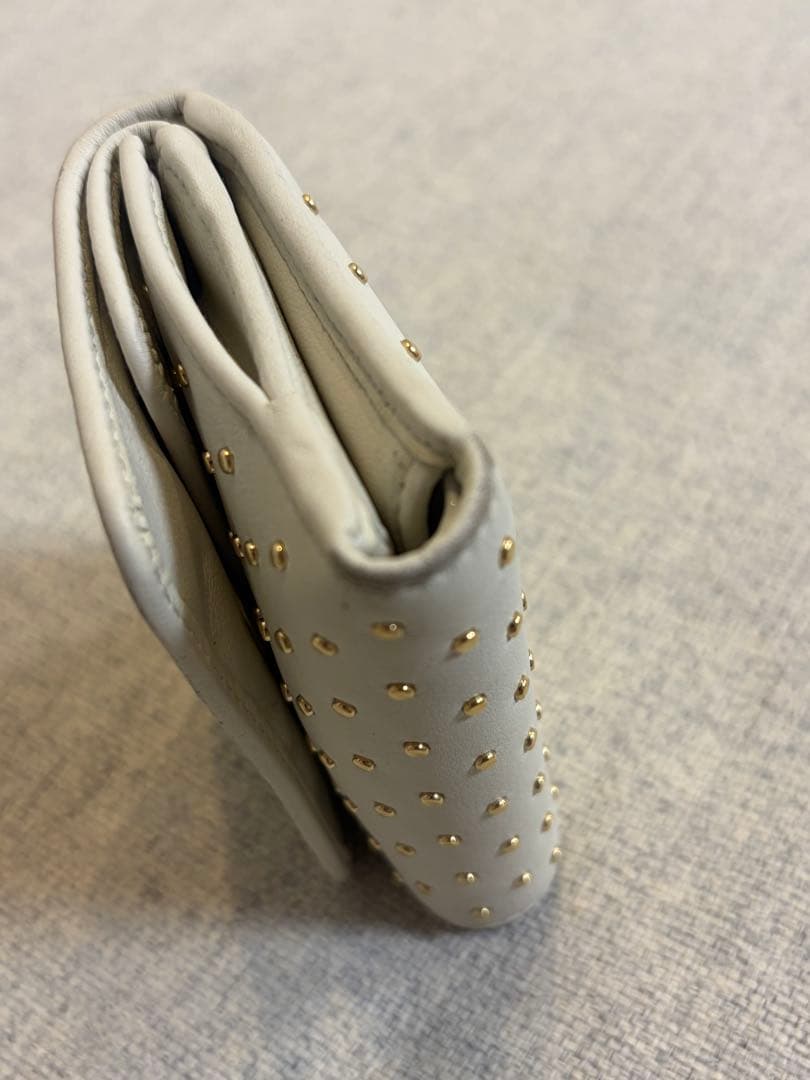 PRADA 三つ折り財布 スタッズ ホワイト 三角ロゴ
