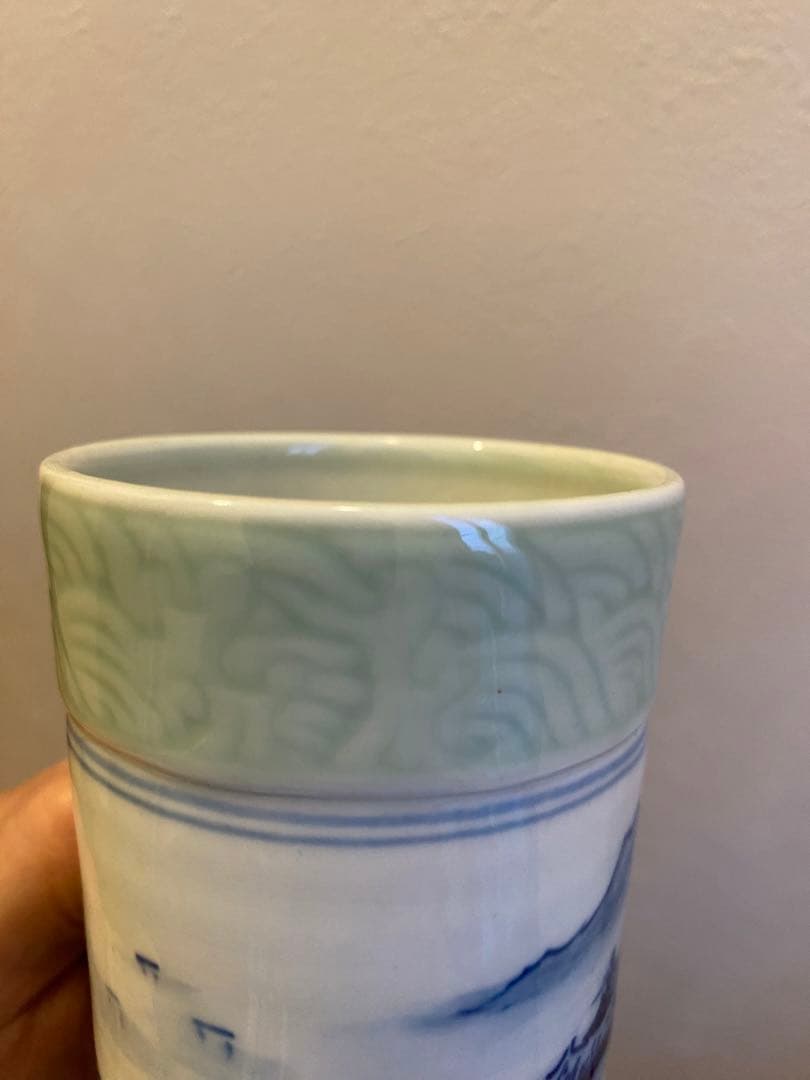 中国清代永和軒款豆青釉青花人物山水紋天球瓶、高さ31cm X径20cm口径7cm