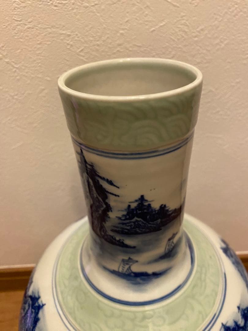 中国清代永和軒款豆青釉青花人物山水紋天球瓶、高さ31cm X径20cm口径7cm