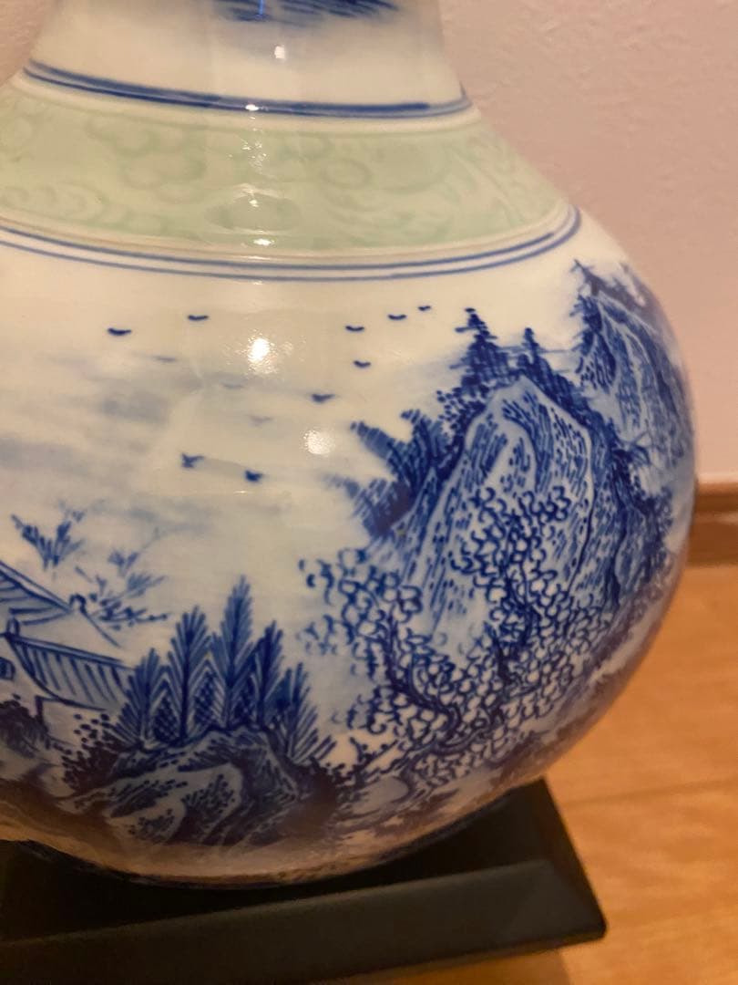 中国清代永和軒款豆青釉青花人物山水紋天球瓶、高さ31cm X径20cm口径7cm