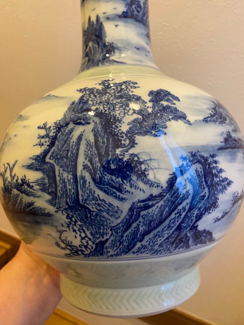 中国清代永和軒款豆青釉青花人物山水紋天球瓶、高さ31cm X径20cm口径7cm