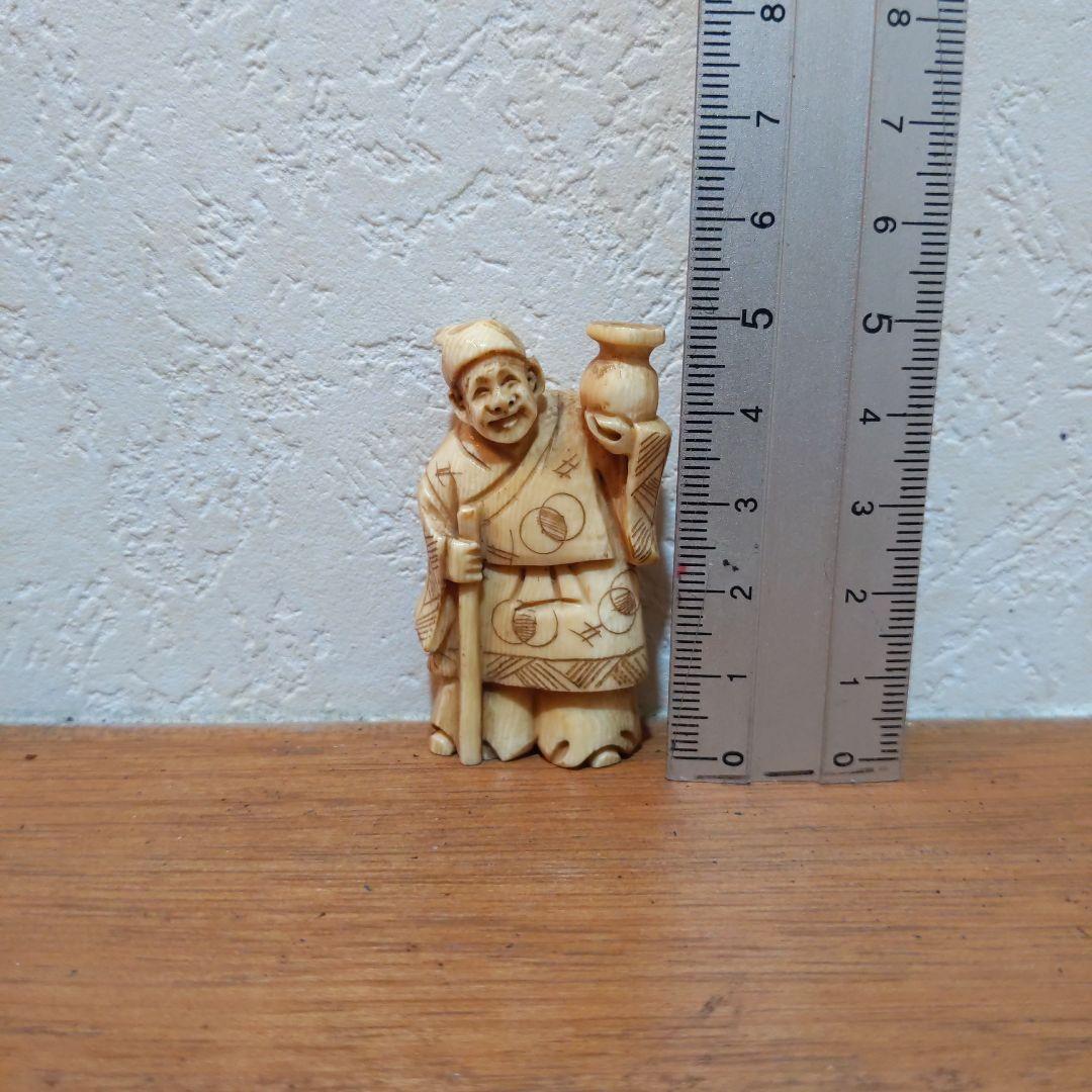 時代提げ物 人物根付 天然素材 在銘【酒器持つ翁】高さ約5.2cm 重さ約19ｇ