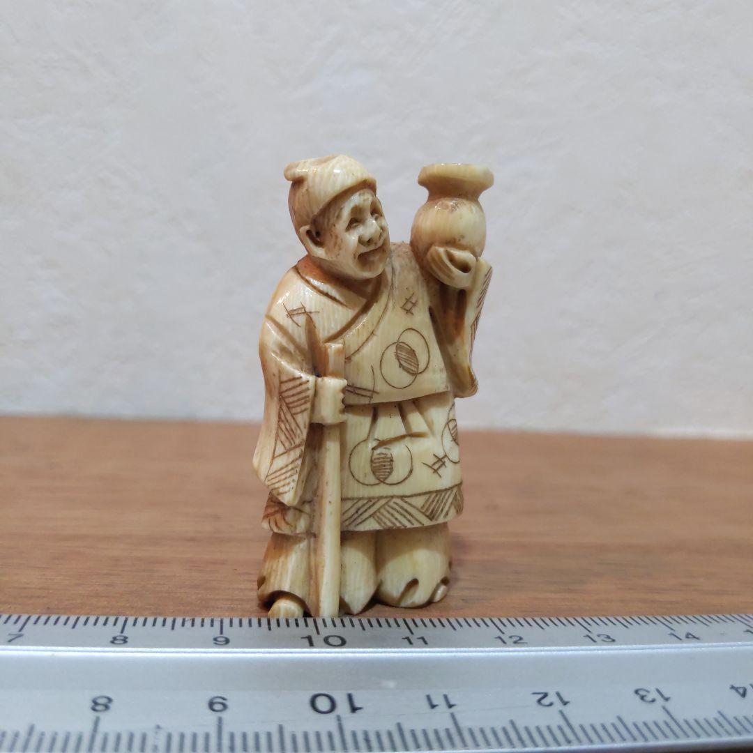 時代提げ物 人物根付 天然素材 在銘【酒器持つ翁】高さ約5.2cm 重さ約19ｇ