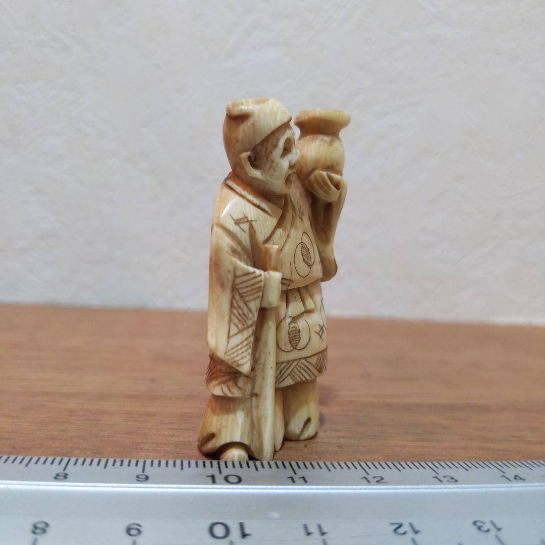 時代提げ物 人物根付 天然素材 在銘【酒器持つ翁】高さ約5.2cm 重さ約19ｇ