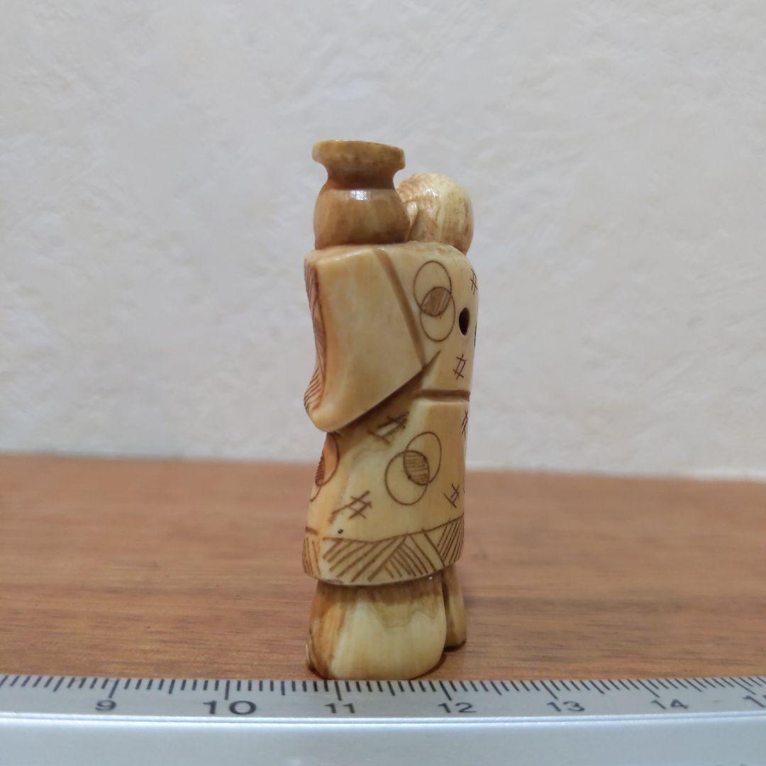 時代提げ物 人物根付 天然素材 在銘【酒器持つ翁】高さ約5.2cm 重さ約19ｇ