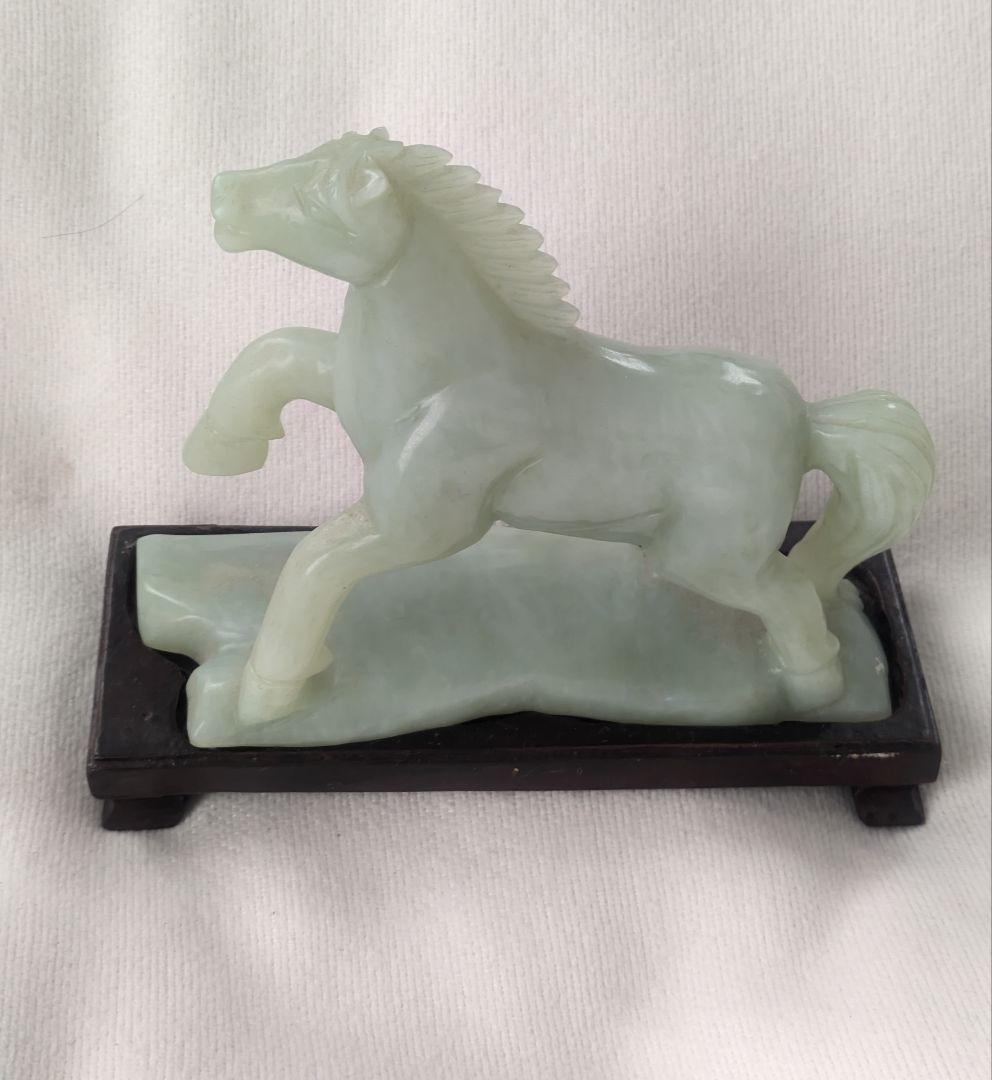 翡翠 馬の彫刻 木製台座付き　アンティーク