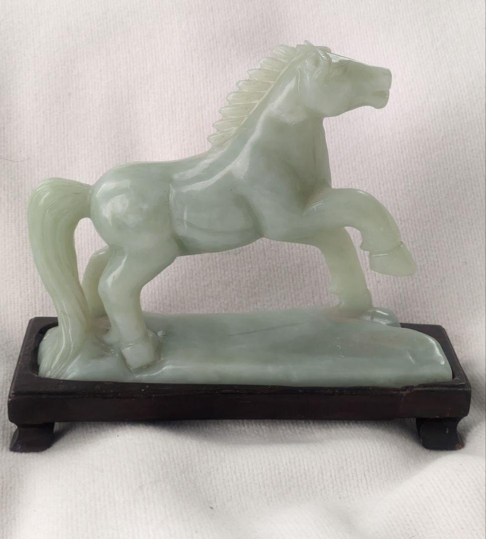 翡翠 馬の彫刻 木製台座付き　アンティーク