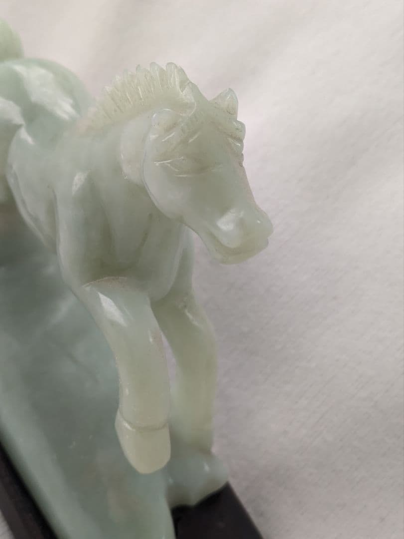 翡翠 馬の彫刻 木製台座付き　アンティーク