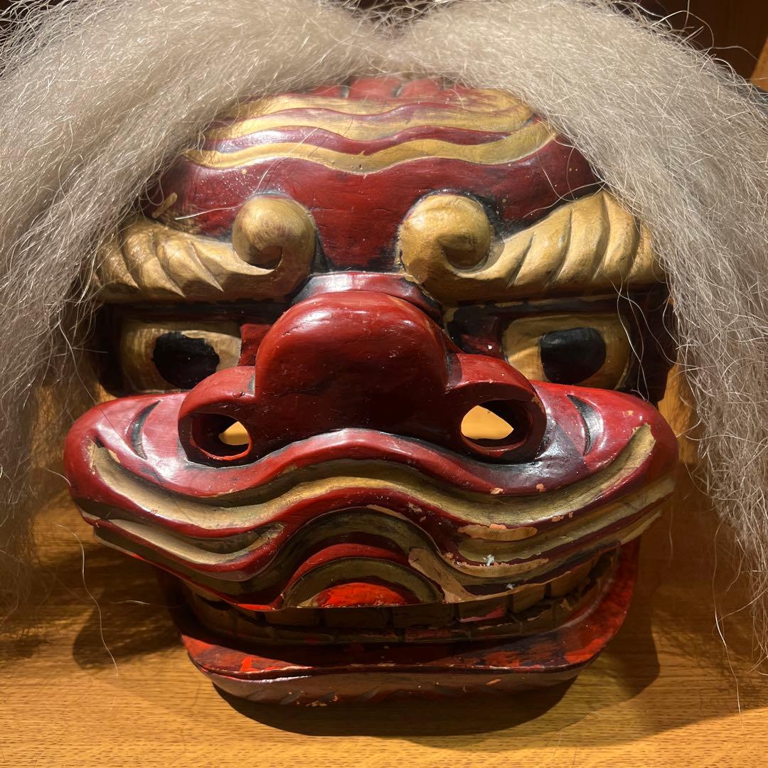 伝統的な赤い木製面 獅子頭