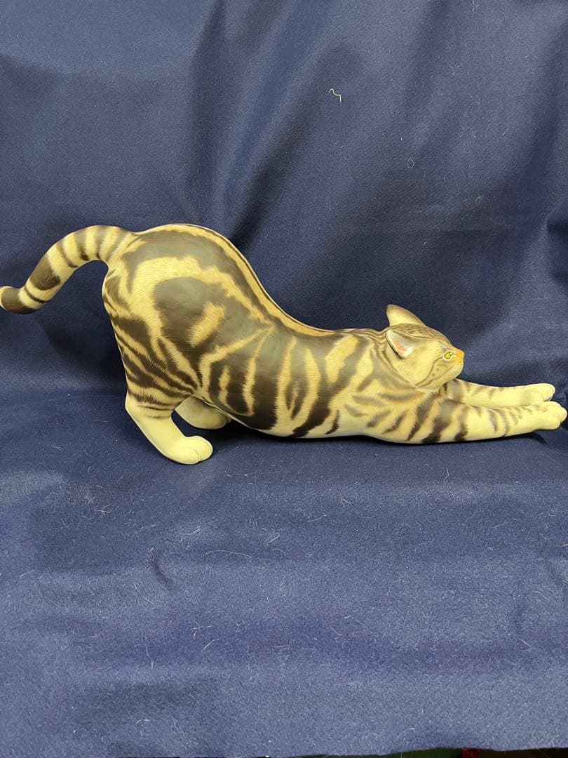 ストレッチする猫の置物