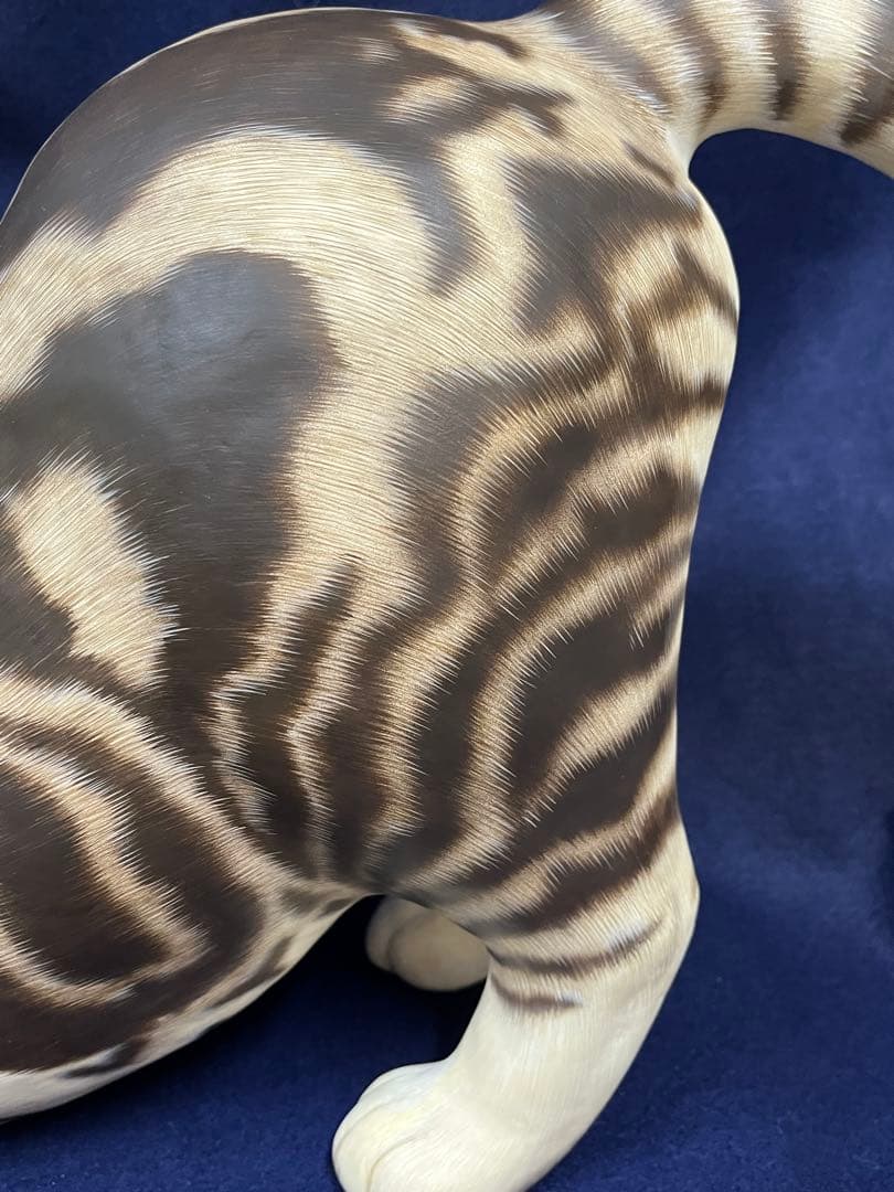 ストレッチする猫の置物