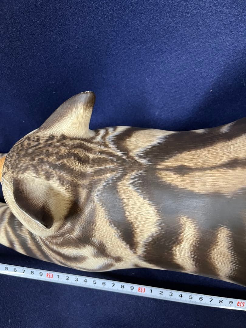 ストレッチする猫の置物