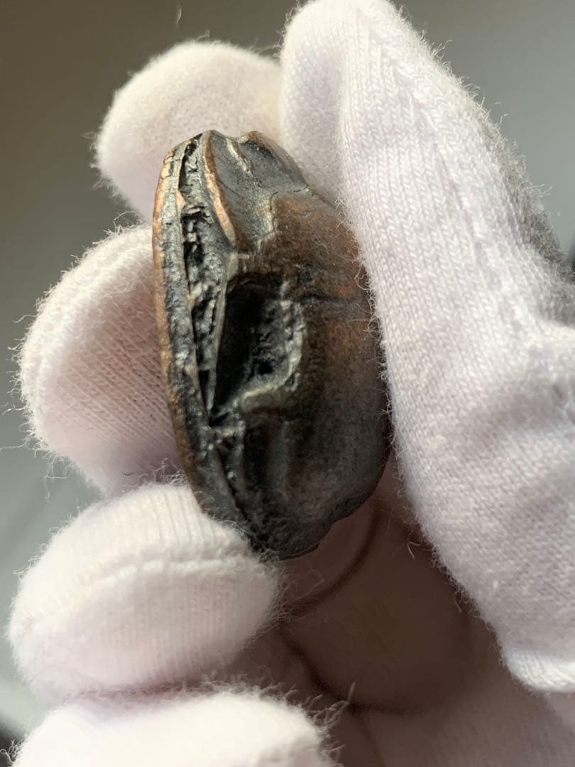 古代エジプト　副葬品　銅製スカラベ　ファイアン　ガンダーラ　ウシャブティ　出土