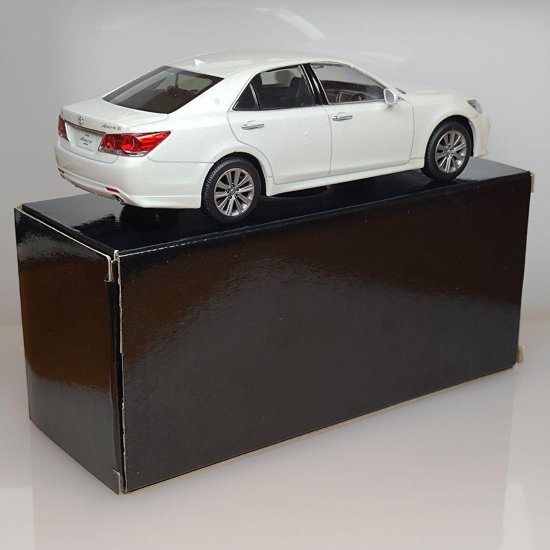 トヨタ クラウンアスリート カラーサンプル ホワイトパールクリスタルシャイン