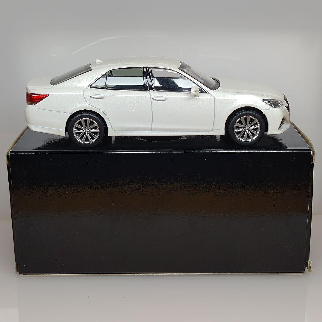 トヨタ クラウンアスリート カラーサンプル ホワイトパールクリスタルシャイン