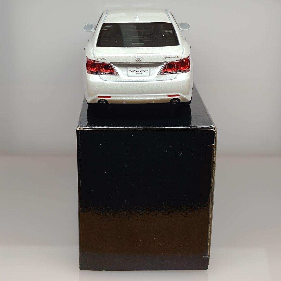 トヨタ クラウンアスリート カラーサンプル ホワイトパールクリスタルシャイン