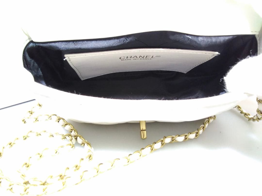 CHANEL 〈シャネル〉ノベルティ パールビジュー付　ホワイトショルダーバッグ