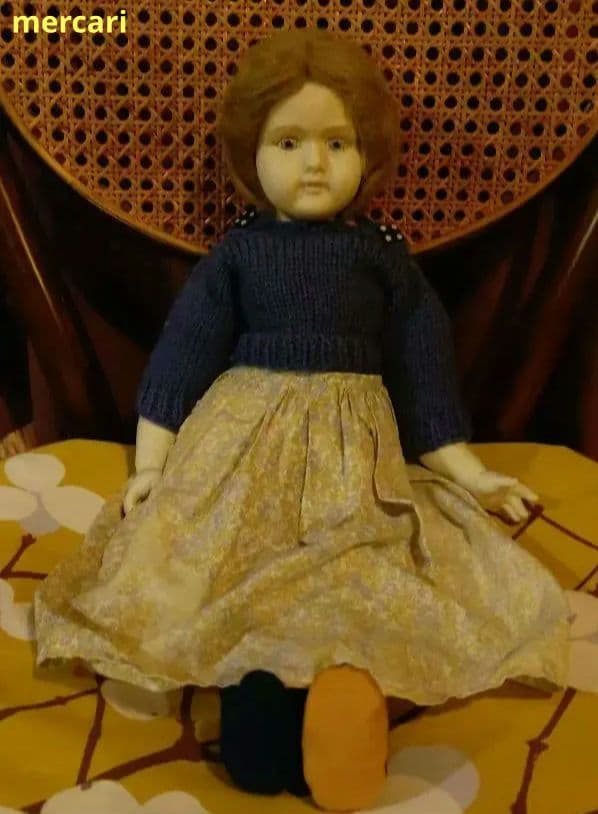 英国人形作家mary dean　左側 青のニットのこ