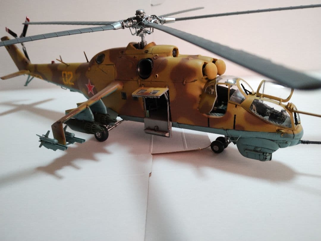 プラモデル完成機　1/48　MIL Mi-24ハインドガンシップ