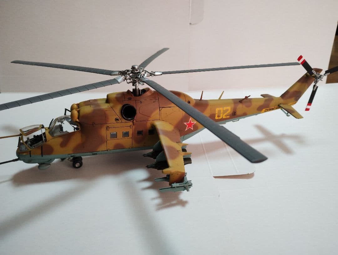プラモデル完成機　1/48　MIL Mi-24ハインドガンシップ