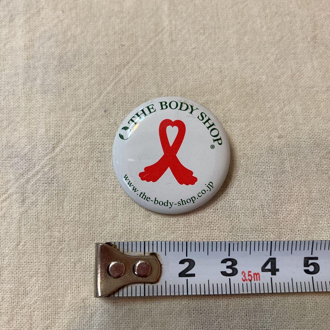 バッジ　the  body  shop レッド　リボン